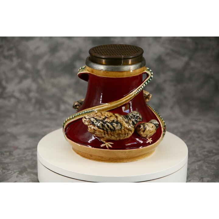 Antike Barbotine Majolika Vase, Relief Vögel Dekor mit Gitteraufsatz aus Metall für Blumen, Art Nouveau Stil, um 1900 Tallado Ro