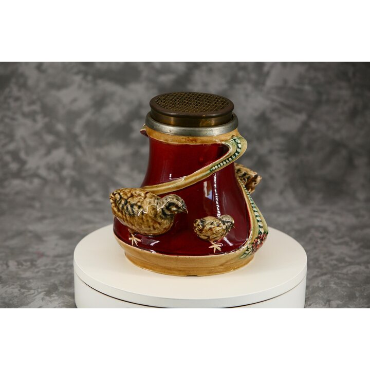 Vaso in maiolica barbotine decorazione con uccelli in rilievo e griglia in metallo fermafiori, stile Art Nouveau, circa 1900 Tal