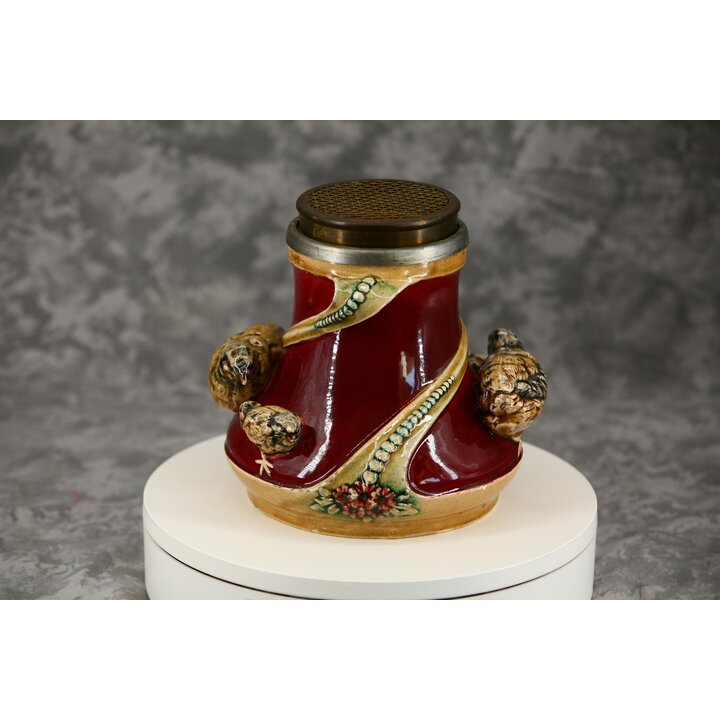 Antike Barbotine Majolika Vase, Relief Vögel Dekor mit Gitteraufsatz aus Metall für Blumen, Art Nouveau Stil, um 1900 Tallado Ro