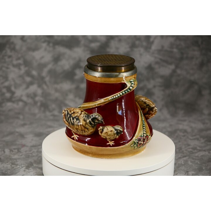 Vaso antigo em majólica barbotine, decoração de aves em relevo com grelha metálica para flores, estilo Art Nouvu, cerca de 1900 