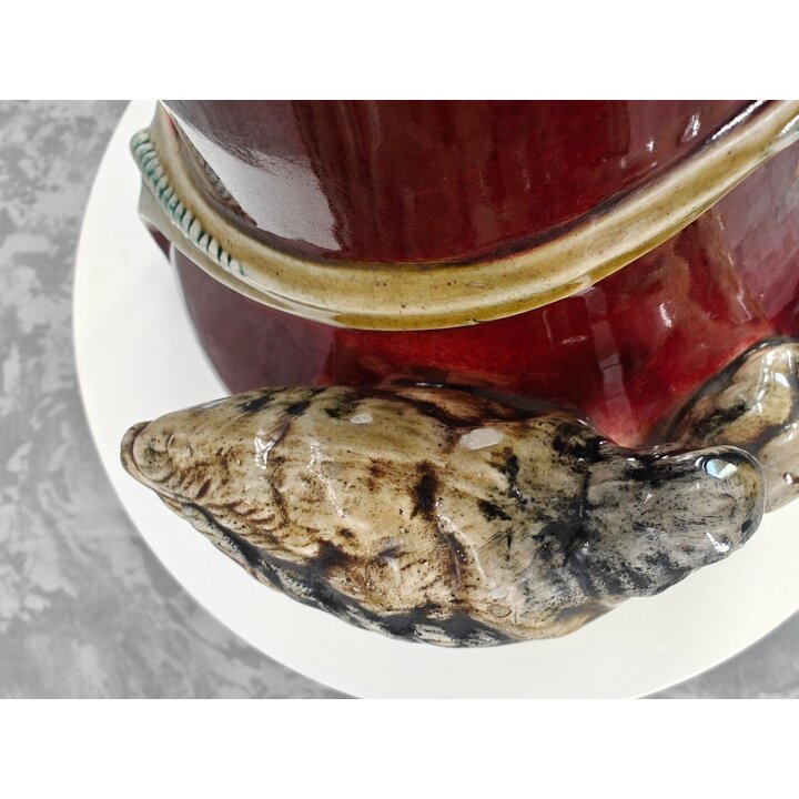 Vaso in maiolica barbotine decorazione con uccelli in rilievo e griglia in metallo fermafiori, stile Art Nouveau, circa 1900 Tal