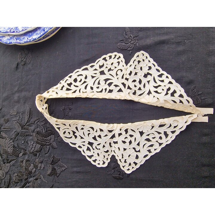 Gola Destacável Anos 1920, Gola de Renda Vintage - Bordado à Mão Richelieu - Algodão Branco Sujo, Bordas Festonadas, Tamanho 40c