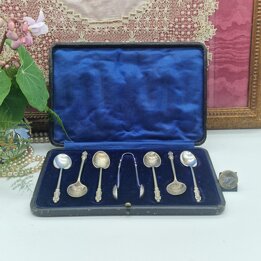 Juego de 6 cucharillas y pinzas de plata con mangos de monje - Caja original