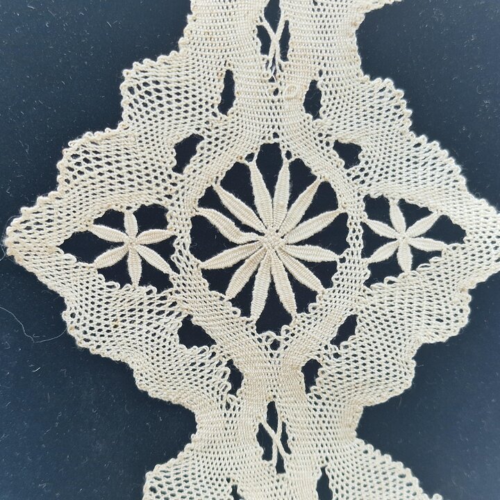 Dentelle aux fuseaux faite main, 5 pièces total 305 cm, coton écru motif floral