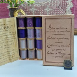 12 Vintage Singer Seidengarnrollen - Seda Artística Purpur - Holzspulen - Spanien - Originalverpackung