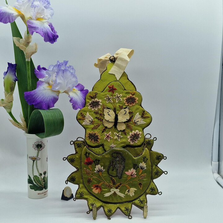 Bolsillo de Pared Victoriano Bordado Mariposa 3D Oro y Seda Siglo XIX
