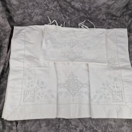Conjunto de Cama em Algodão Bordado à Mão Anos 60 com Monograma LR