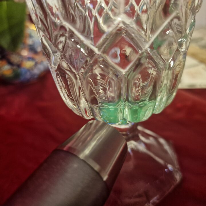 Victoriaans Geperst Glas Wijnglas Bokaal, Diamantpatroon, UV Reactief Mangaanglas, Laat 19e Eeuw, 14 cm