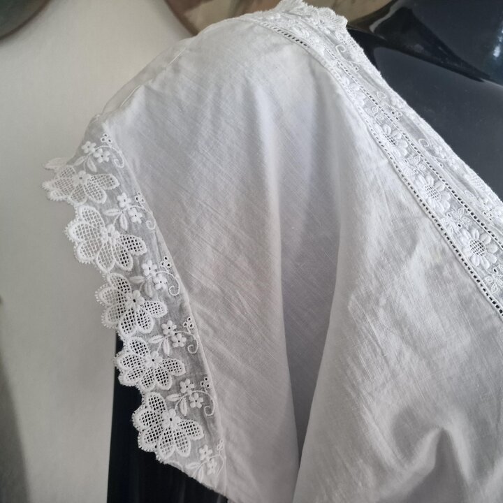 Vintage Witte Katoenen Nachthemd, Antieke Handgemaakte Chemise met Kant, Schouderknopen Sluiting, Maat L XL