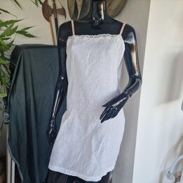 Vintage Leinen Unterkleid, Art Deco Lingerie Weiss Anfang 20 Jahrhundert mit Spitze und Monogramm, Perlmutt Knoepfe, Groesse M