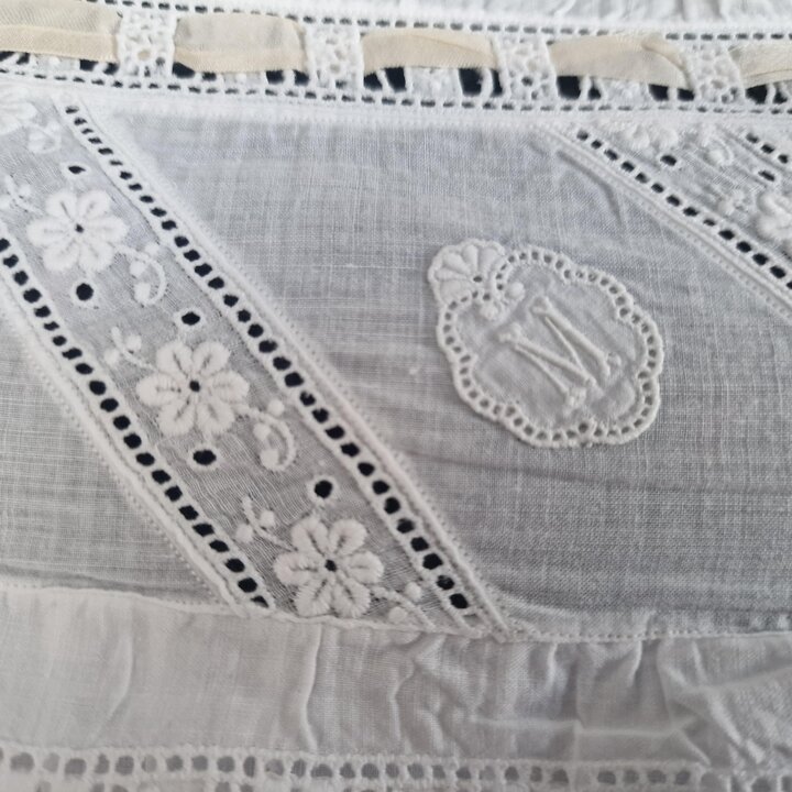 Antikes Nachthemd Nachtkleid Edwardian 1900 Weisse Baumwolle Spitze Handgestickt Monogramm M Handarbeit Maxi Groesse S Brust 84c