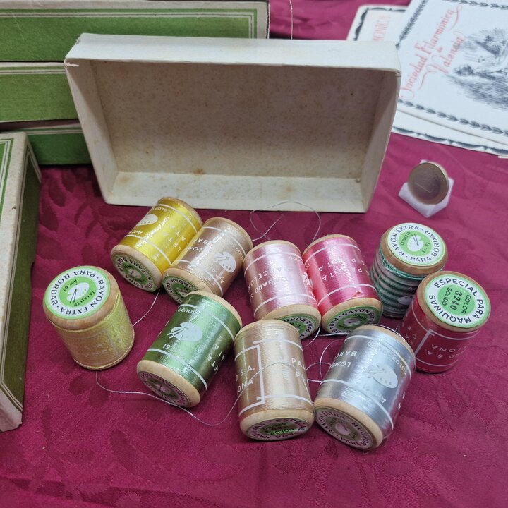 Vintage Rayon Stickgarn, Lombard Barcelona La Paleta de Plata, Box mit 10 Holzspulen, Spanische Kurzwaren Mid Century