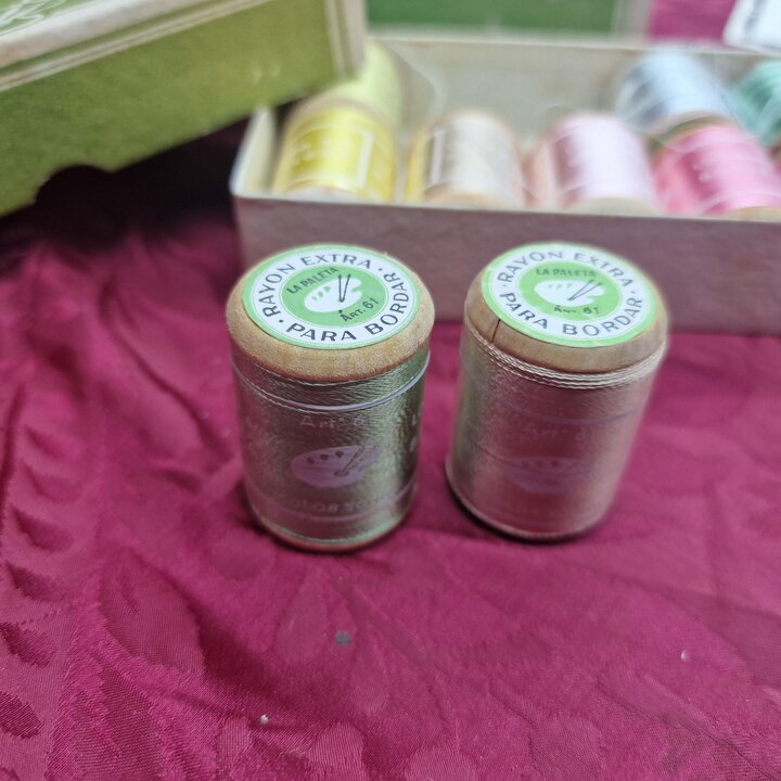 Vintage Rayon Stickgarn, Lombard Barcelona La Paleta de Plata, Box mit 10 Holzspulen, Spanische Kurzwaren Mid Century