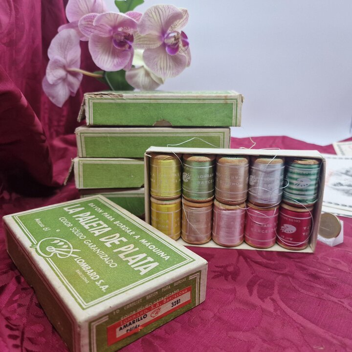Vintage Rayon Stickgarn, Lombard Barcelona La Paleta de Plata, Box mit 10 Holzspulen, Spanische Kurzwaren Mid Century