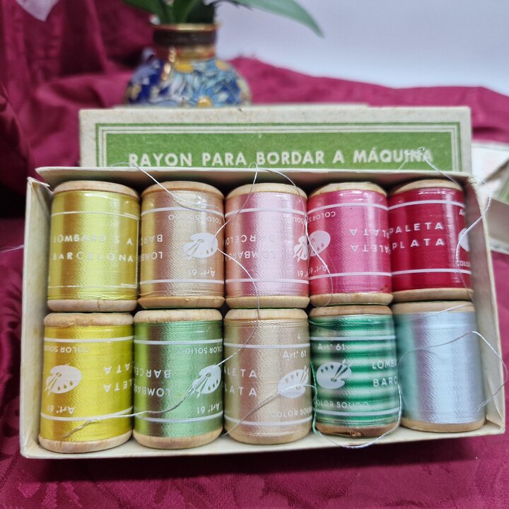 Vintage Rayon Stickgarn, Lombard Barcelona La Paleta de Plata, Box mit 10 Holzspulen, Spanische Kurzwaren Mid Century