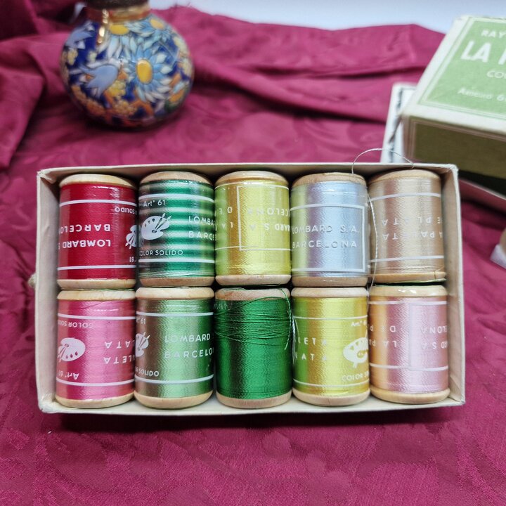 Vintage Rayon Stickgarn, Lombard Barcelona La Paleta de Plata, Box mit 10 Holzspulen, Spanische Kurzwaren Mid Century