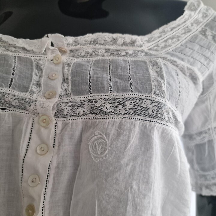 Edwardianisches Korsett Unterhemd Camisole, Antike Spitzenwaesche Baumwolle 1910er, Perlmuttknoepfe, Crop Top Monogramm Brust 90