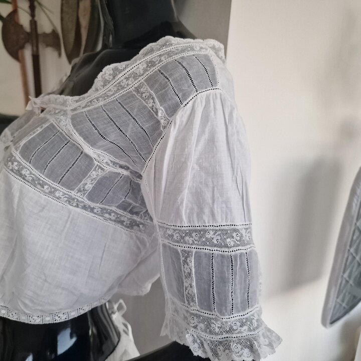 Cubre Corse Camisola Edwardiana, Lenceria Antigua Algodon y Encaje de 1910, Botones Nacar, Top Corto Monograma Pecho 90 cm