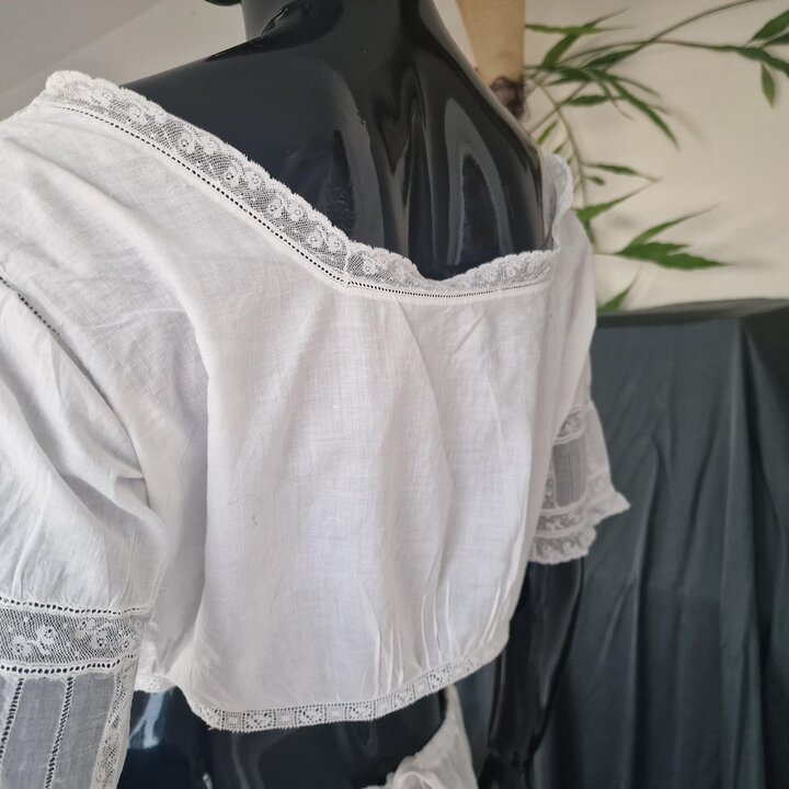 Edwardianisches Korsett Unterhemd Camisole, Antike Spitzenwaesche Baumwolle 1910er, Perlmuttknoepfe, Crop Top Monogramm Brust 90