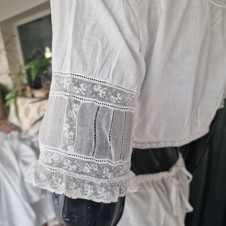 Edwardianisches Korsett Unterhemd Camisole, Antike Spitzenwaesche Baumwolle 1910er, Perlmuttknoepfe, Crop Top Monogramm Brust 90