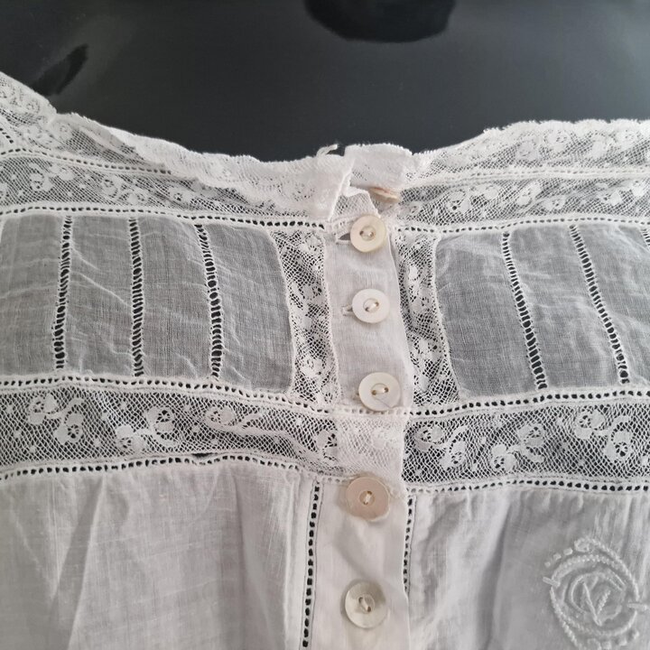 Cubre Corse Camisola Edwardiana, Lenceria Antigua Algodon y Encaje de 1910, Botones Nacar, Top Corto Monograma Pecho 90 cm