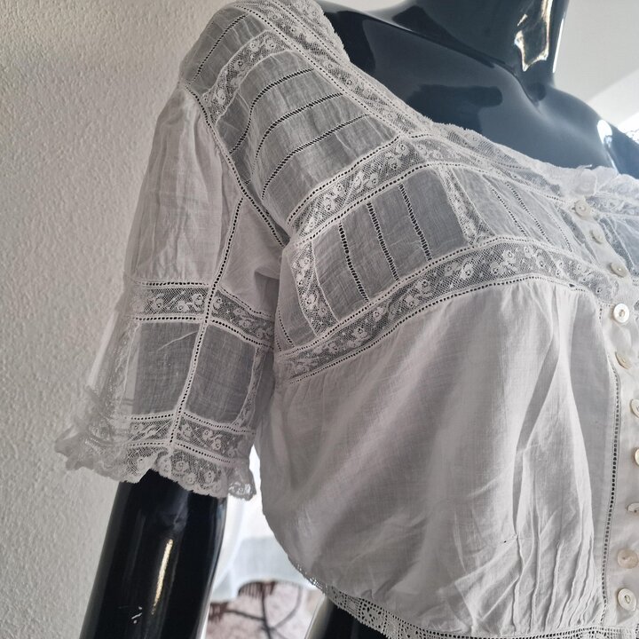 Edwardiaanse Corset Cover Camisole, Antieke Lingerie Wit Katoen met Kant 1910s, Parelmoer Knopen, Crop Top Monogram Borst 90 cm