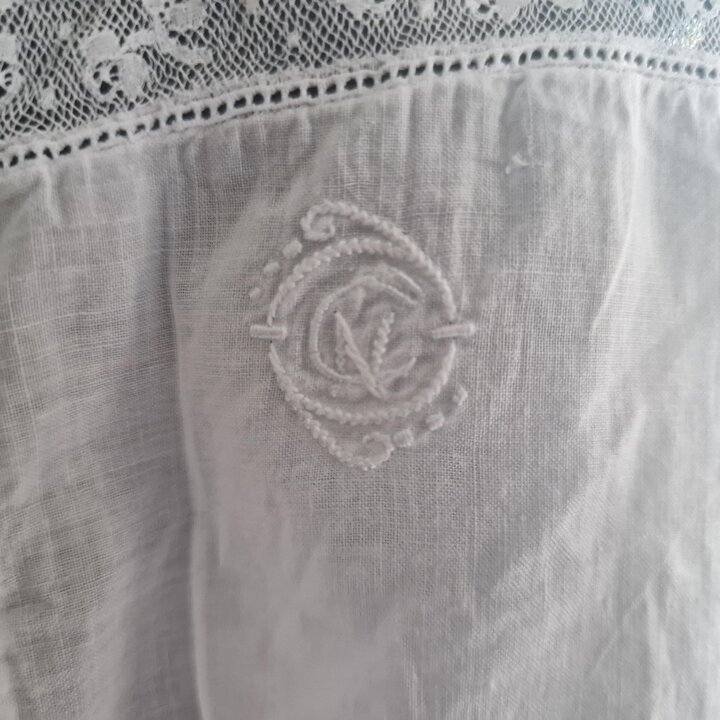 Cubre Corse Camisola Edwardiana, Lenceria Antigua Algodon y Encaje de 1910, Botones Nacar, Top Corto Monograma Pecho 90 cm
