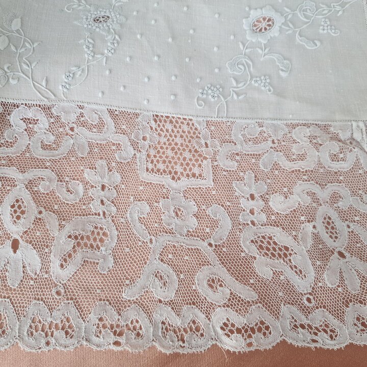 Set da Letto Vintage in Lino, Calasanz Barcellona Lenzuolo Ricamato a Mano e 2 Federe, Pizzo Belga, Corredo, 1 Meta del XX Secol