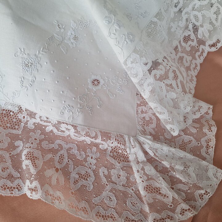 Vintage Linnen Beddengoed Set, Calasanz Barcelona Handgeborduurde Lakens en 2 Kussenslopen, Belgisch Kant, Trouss, 1e Helft 20e 