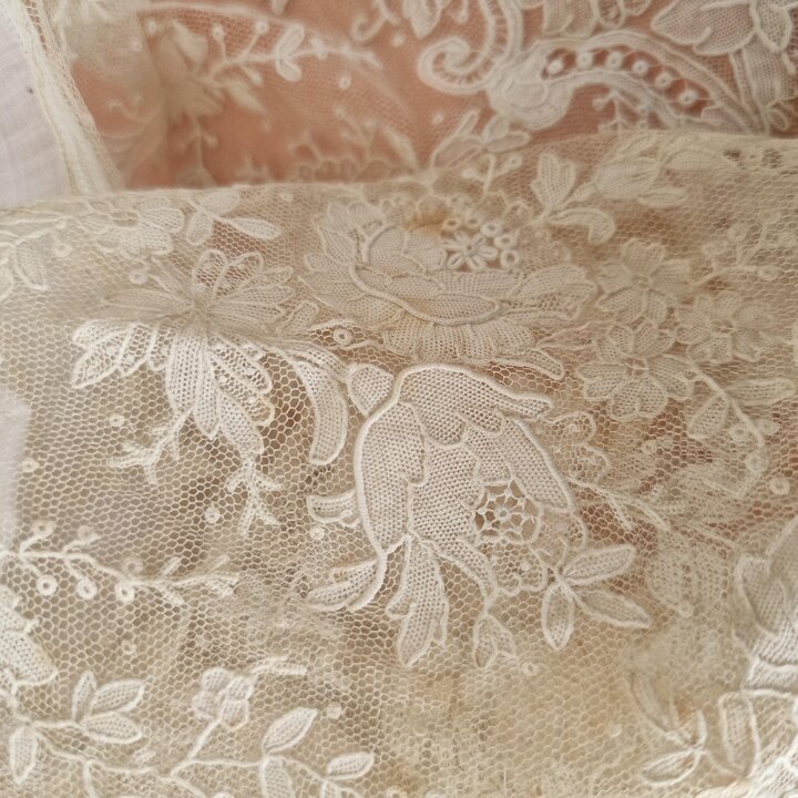 Juego de Cama Antiguo de Lino Sabana y Fundas Calasanz Marti Barcelona, Bordado a Mano y Encaje de Bruselas, Ajuar 225x300cm