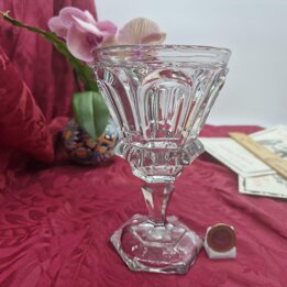 Antiker Weinkelch Lafitnik, UV Reaktives Glas mit Mangan, Kelchglas 15 cm, Erstes Viertel des 20 Jahrhunderts