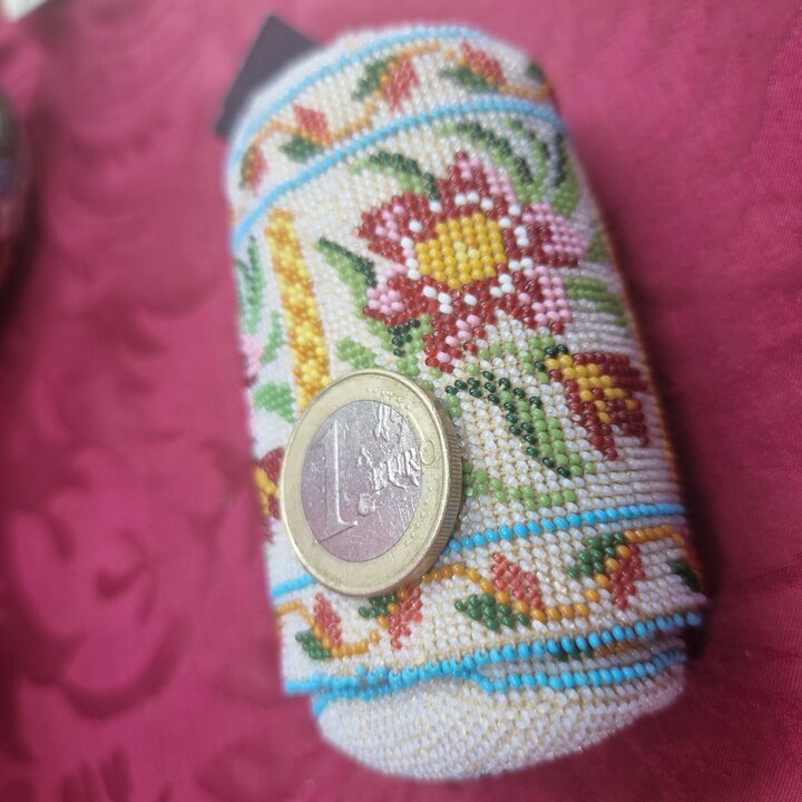 Antieke Biedermeier kralenkoker, microkralen naaldenkoker lippenstifthouder, monogram etui vanity, bloemenborduursel, circa 1840