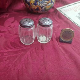 Paar individuelle Salzstreuer, Gewürzstreuer aus Glas mit Deckeln aus 915er Echtsilber, Spanien, Mitte 20. Jahrhundert, 2er Set