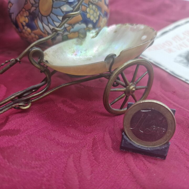 Antieke Messing Paardenkoets, Palais Royal Stijl Miniatuur Chariot met Parelmoer Schelp, Grand Tour Snuisterijschaaltje, Laat 19