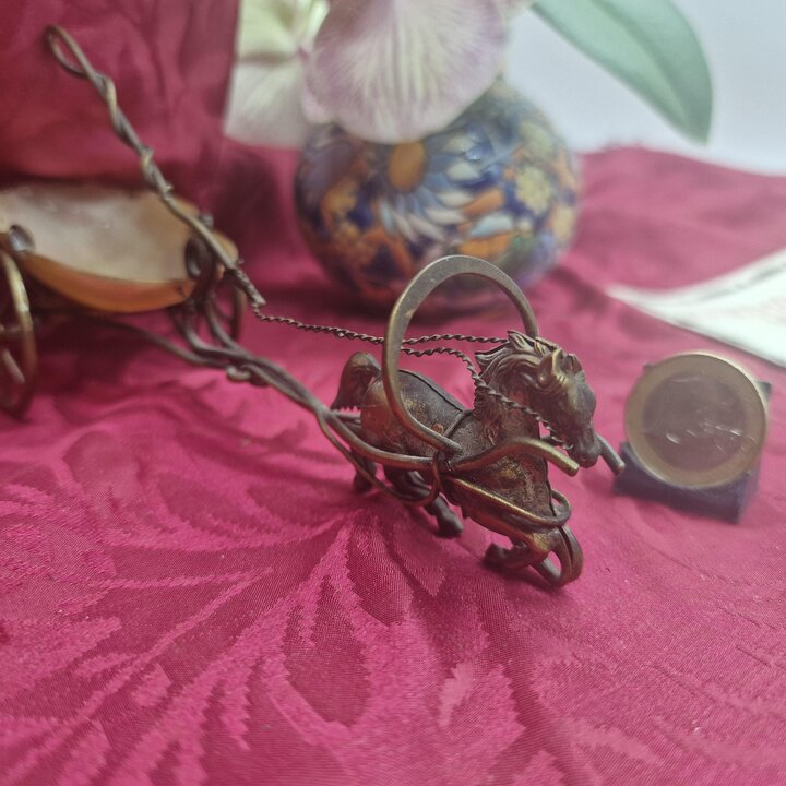 Carruaje de Caballo de Latón Antiguo, Carro en Miniatura Estilo Palais Royal de Nácar, Alhajero Grand Tour, Finales del Siglo XI
