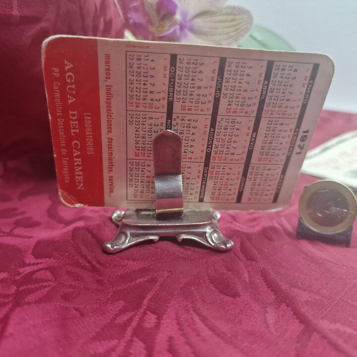 Tarjetero de Mesa Antiguo Metal Plateado, Soporte con Monograma MG Grabado, Accesorio de Escritorio Neobarroco para Despacho