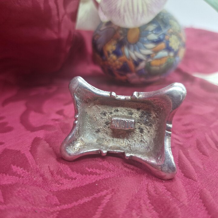 Portabiglietti da Visita Antico in Metallo Argentato, Supporto con Monogramma MG Inciso, Accessorio da Scrittoio Neobarocco