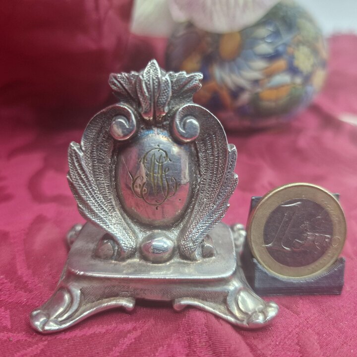 Antieke Verzilverde Visitenkaarthouder voor Bureau, Standaard met Gegraveerd MG Monogram, Neobarok Bureau Accessoire, ca. 1900