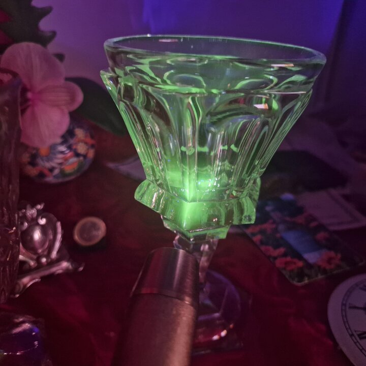 Antiker Weinkelch Lafitnik, UV Reaktives Glas mit Mangan, Kelchglas 15 cm, Erstes Viertel des 20 Jahrhunderts