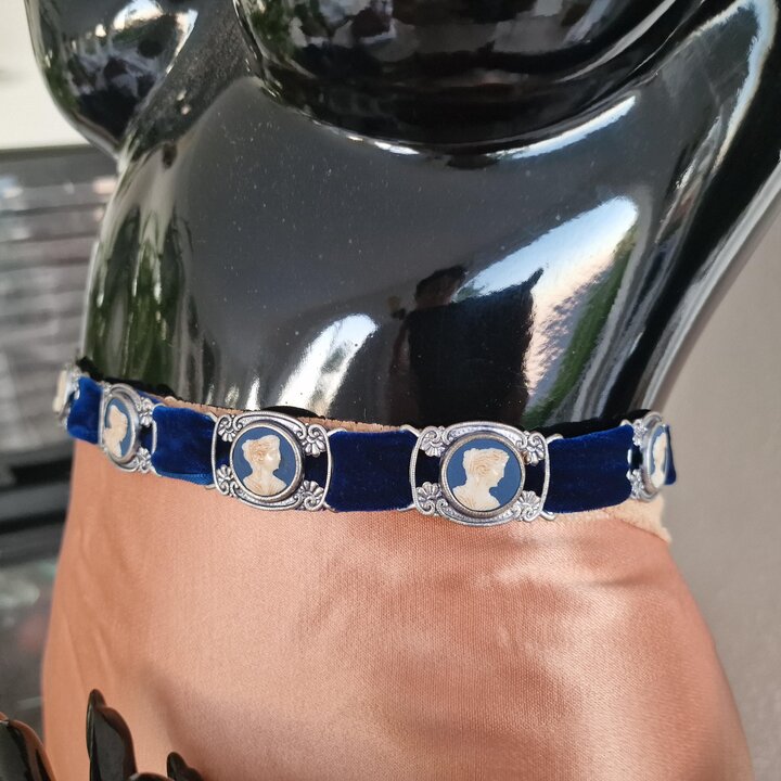 Vintage Camee Fluwelen Riem en Choker Set, Victorian Revival Blauw Fluweel Halsband en Riem met 10 Verzilverde Camee Gespen, Jar