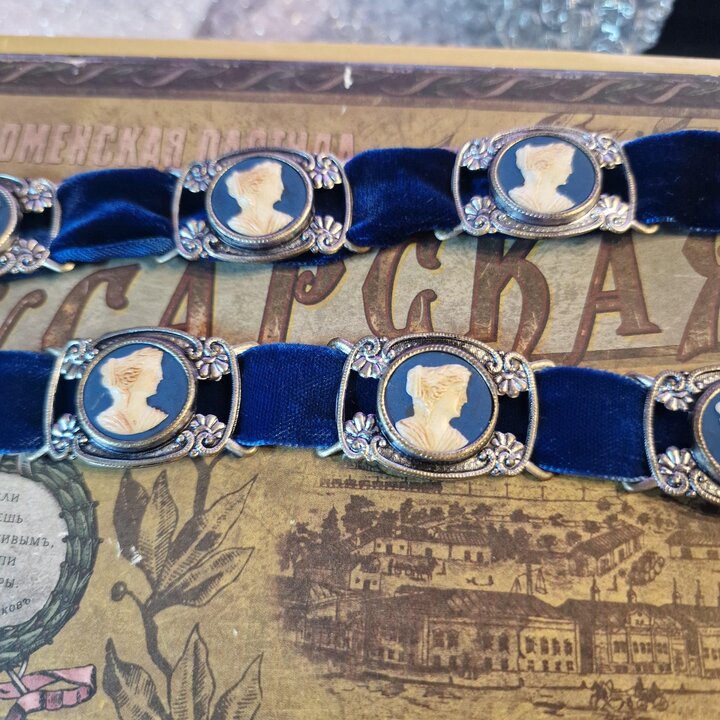 Vintage Camee Fluwelen Riem en Choker Set, Victorian Revival Blauw Fluweel Halsband en Riem met 10 Verzilverde Camee Gespen, Jar