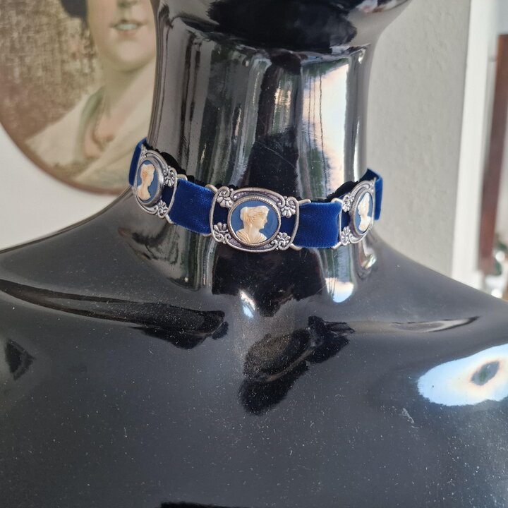 Conjunto Vintage de Cinto e Gargantilha de Veludo com Camafeus, Gargantilha e Cinto de Veludo Azul Estilo Vitoriano, Anos 1970
