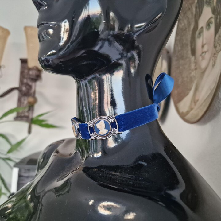 Conjunto Vintage de Cinto e Gargantilha de Veludo com Camafeus, Gargantilha e Cinto de Veludo Azul Estilo Vitoriano, Anos 1970