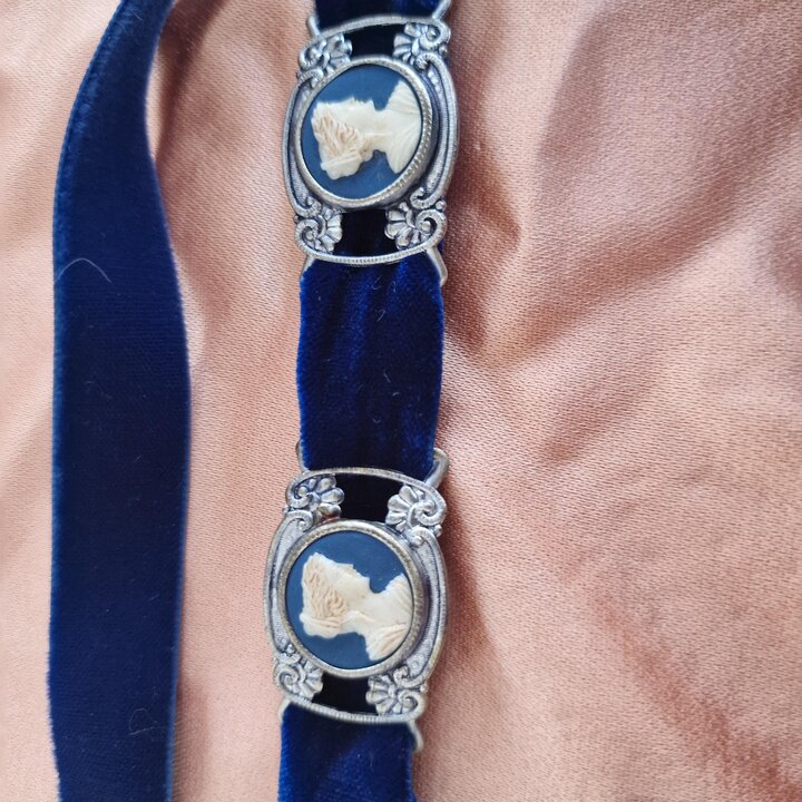 Conjunto Vintage de Cinto e Gargantilha de Veludo com Camafeus, Gargantilha e Cinto de Veludo Azul Estilo Vitoriano, Anos 1970