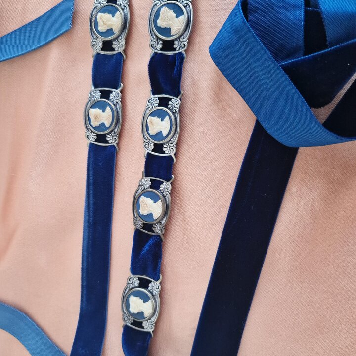 Conjunto Vintage de Cinto e Gargantilha de Veludo com Camafeus, Gargantilha e Cinto de Veludo Azul Estilo Vitoriano, Anos 1970