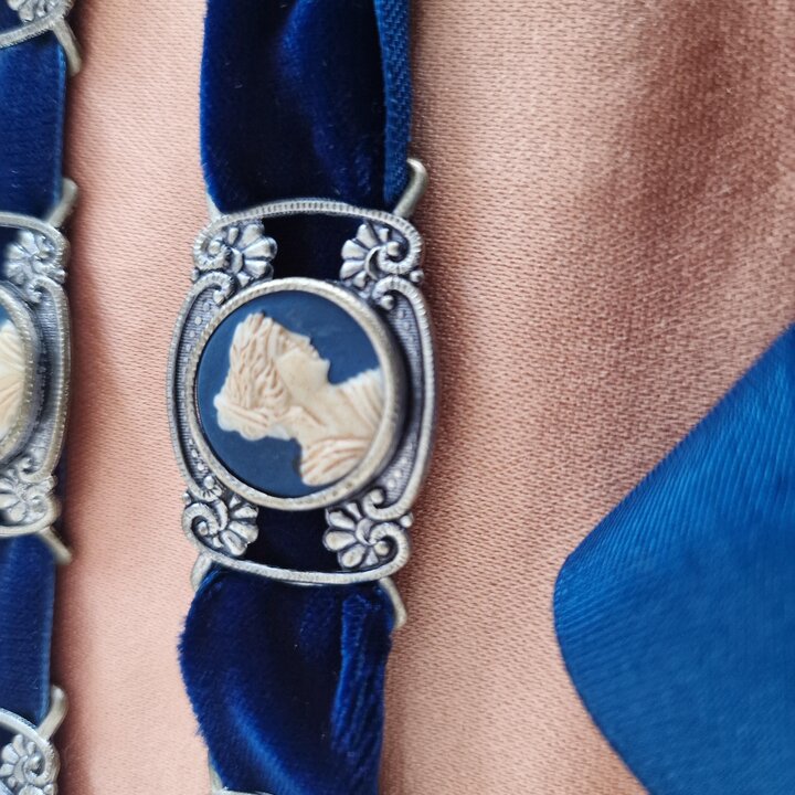 Vintage Camee Fluwelen Riem en Choker Set, Victorian Revival Blauw Fluweel Halsband en Riem met 10 Verzilverde Camee Gespen, Jar