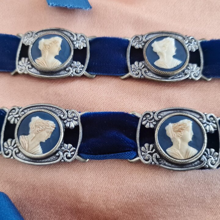 Vintage Camee Fluwelen Riem en Choker Set, Victorian Revival Blauw Fluweel Halsband en Riem met 10 Verzilverde Camee Gespen, Jar