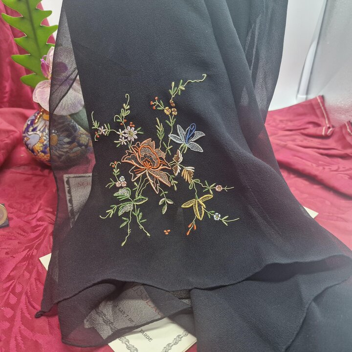 Foulard en Gaze de Soie Vintage et Châle Brodé Double Face, Mouchoir en Soie Noire Première Moitié du XXe Siècle, 75x75 cm