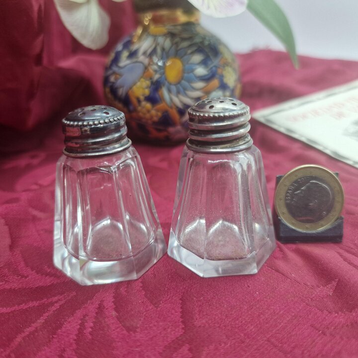 Antike spanische Salzsstreuer aus geschliffenem Glas mit Deckeln aus 915er Sterlingsilber, Vintage Einzelstreuer 2er Set, Spanie
