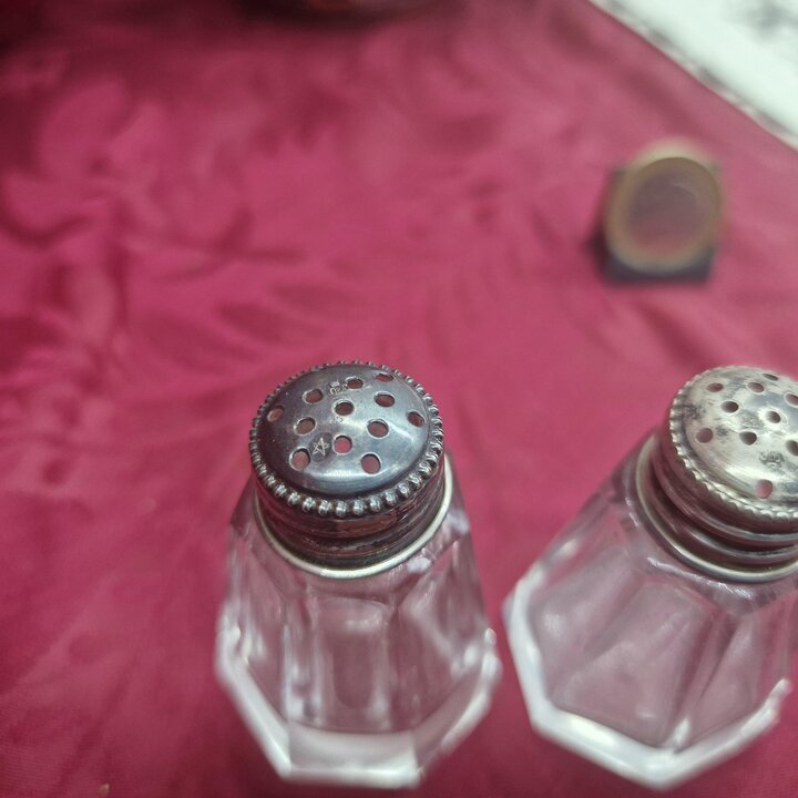 Antike spanische Salzsstreuer aus geschliffenem Glas mit Deckeln aus 915er Sterlingsilber, Vintage Einzelstreuer 2er Set, Spanie
